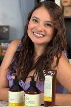 Yusben presentando productos de tratamiento capilar