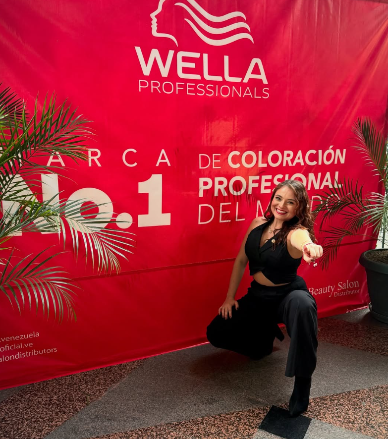 Yusben en una actividad profesional de coloración Wella